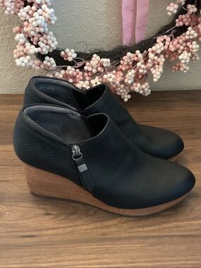 Dr. Scholl's Black Leather Low Heel Side-Zip Clogs